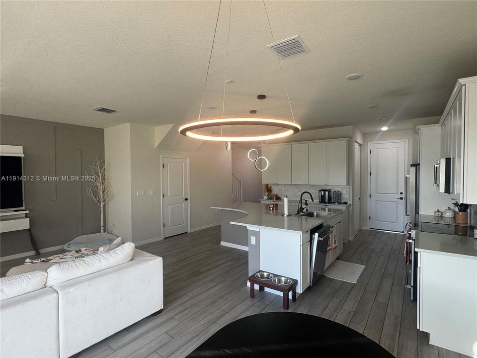 На продажу: $685,000 (3 спален, 2 ванн, 1966 Квадратных фут)