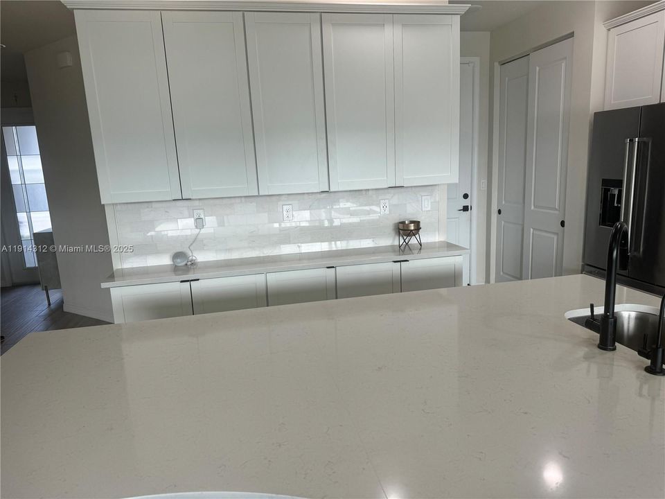 На продажу: $685,000 (3 спален, 2 ванн, 1966 Квадратных фут)