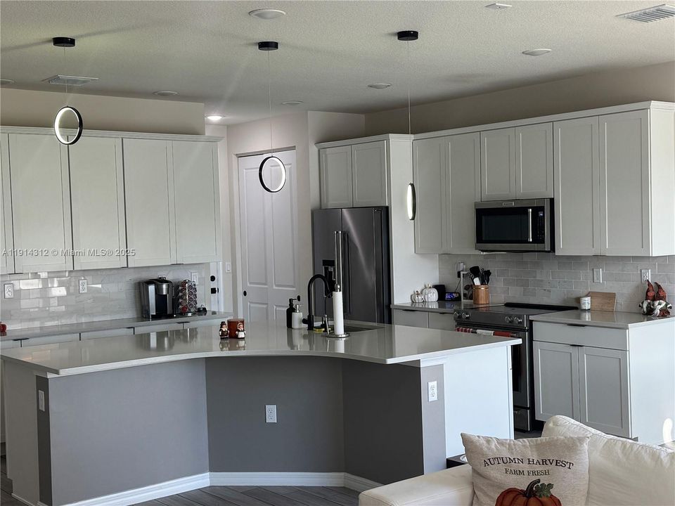 На продажу: $685,000 (3 спален, 2 ванн, 1966 Квадратных фут)