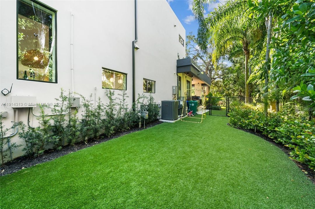 For Sale: $4,150,000 (4 beds, 5 baths, 3550 Square Feet)