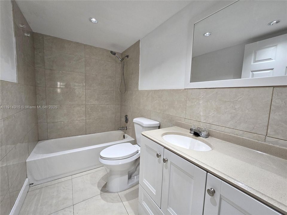 待售: $198,900 (1 贝兹, 1 浴室, 989 平方英尺)