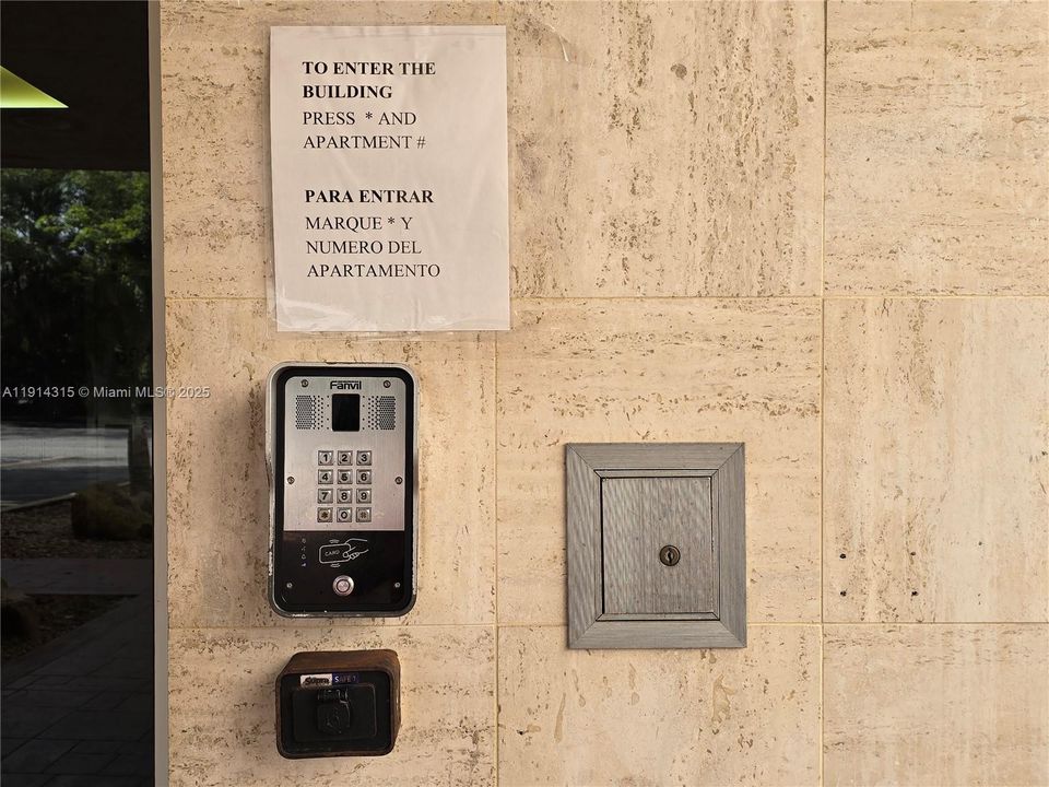 待售: $198,900 (1 贝兹, 1 浴室, 989 平方英尺)