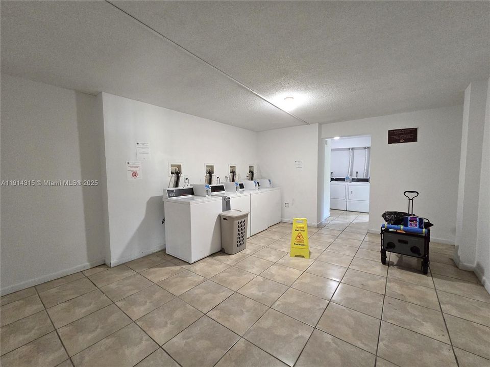 待售: $198,900 (1 贝兹, 1 浴室, 989 平方英尺)