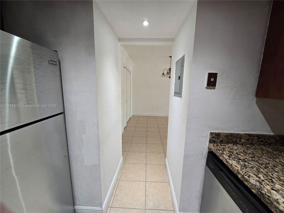 待售: $198,900 (1 贝兹, 1 浴室, 989 平方英尺)