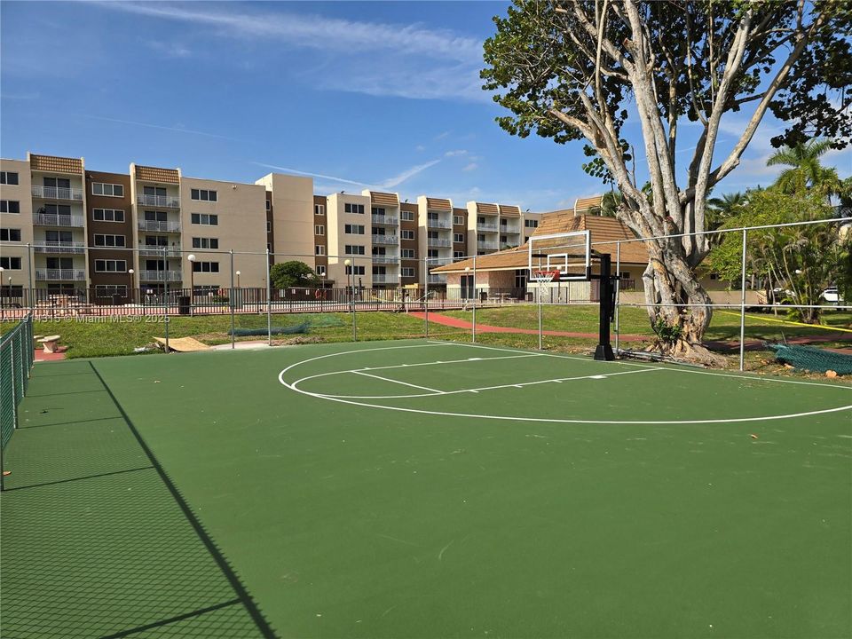 待售: $198,900 (1 贝兹, 1 浴室, 989 平方英尺)