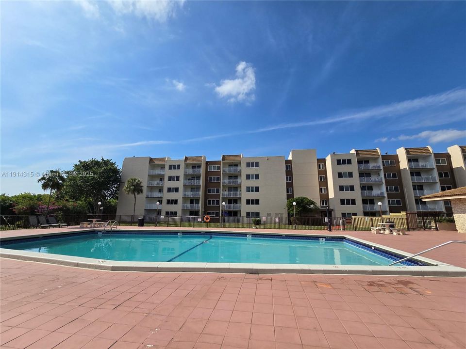 待售: $198,900 (1 贝兹, 1 浴室, 989 平方英尺)