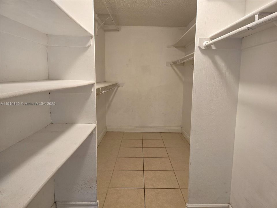 待售: $198,900 (1 贝兹, 1 浴室, 989 平方英尺)