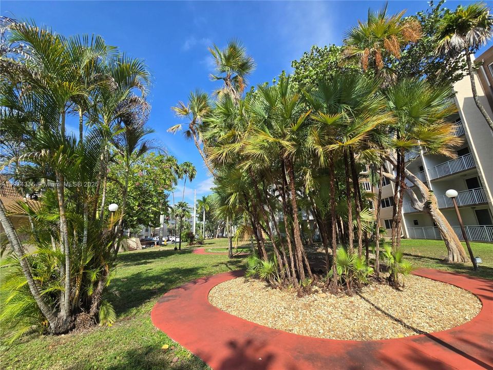 待售: $198,900 (1 贝兹, 1 浴室, 989 平方英尺)