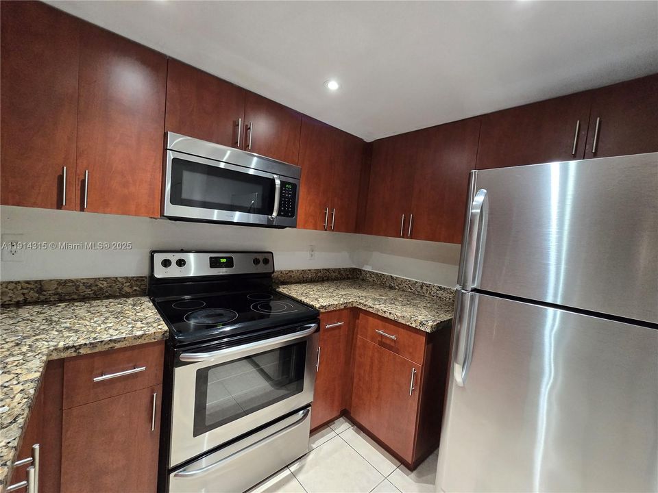 待售: $198,900 (1 贝兹, 1 浴室, 989 平方英尺)