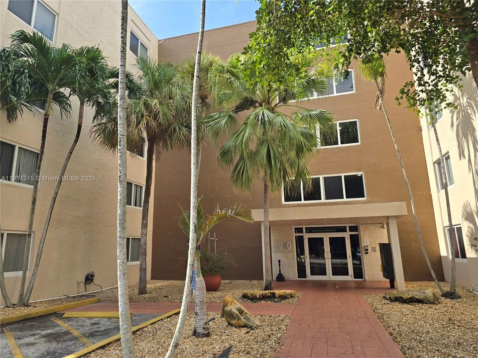 待售: $198,900 (1 贝兹, 1 浴室, 989 平方英尺)