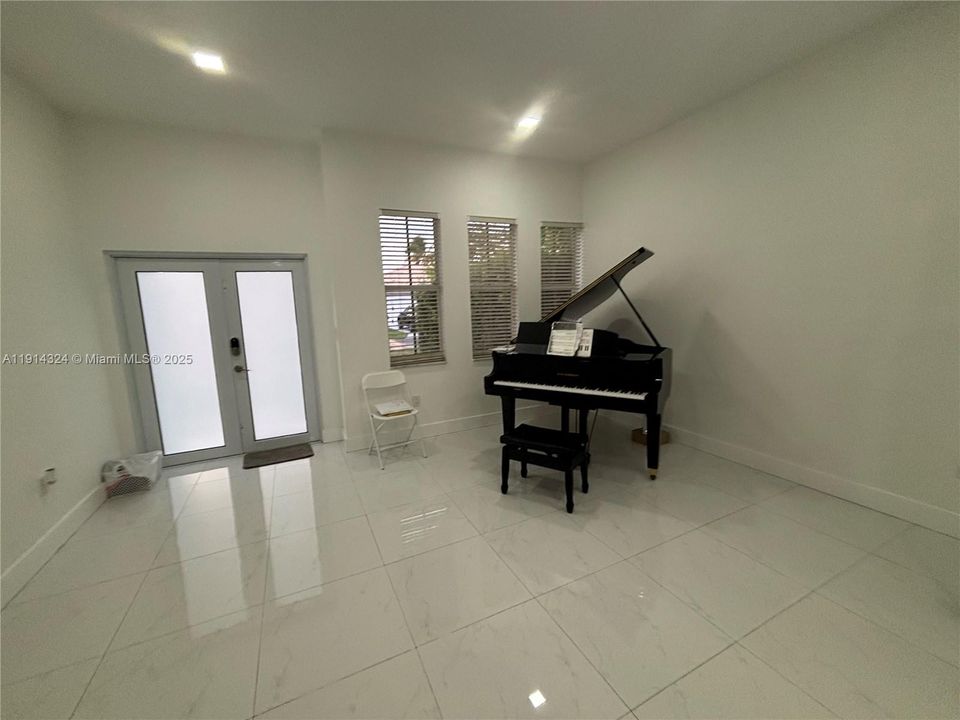 В аренду: $4,500 (3 спален, 3 ванн, 2100 Квадратных фут)