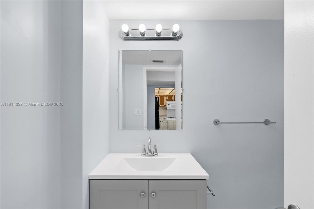 For Rent: $1,495 (1 beds, 1 baths, 825 Square Feet)