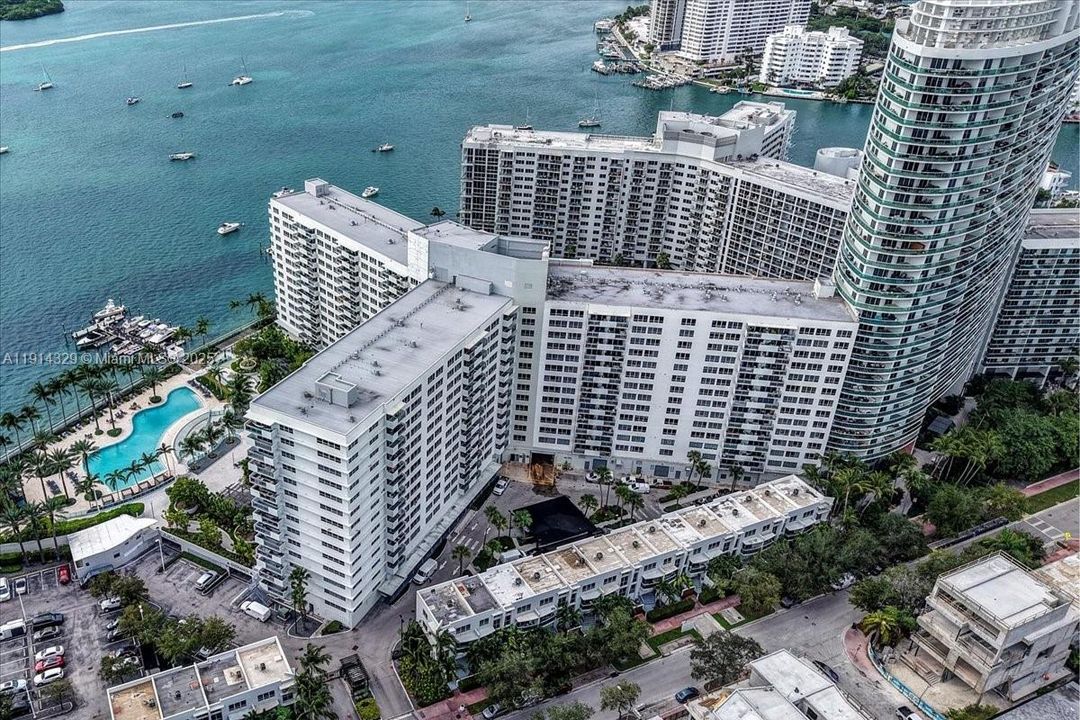 На продажу: $695,000 (2 спален, 2 ванн, 1121 Квадратных фут)