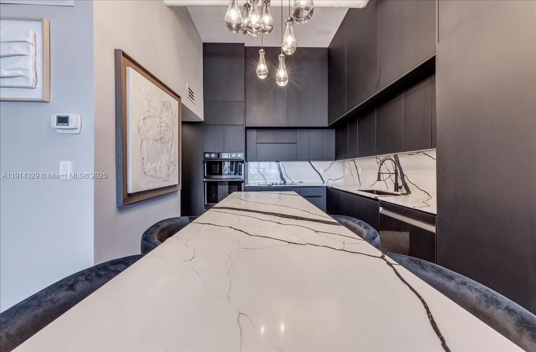 На продажу: $695,000 (2 спален, 2 ванн, 1121 Квадратных фут)