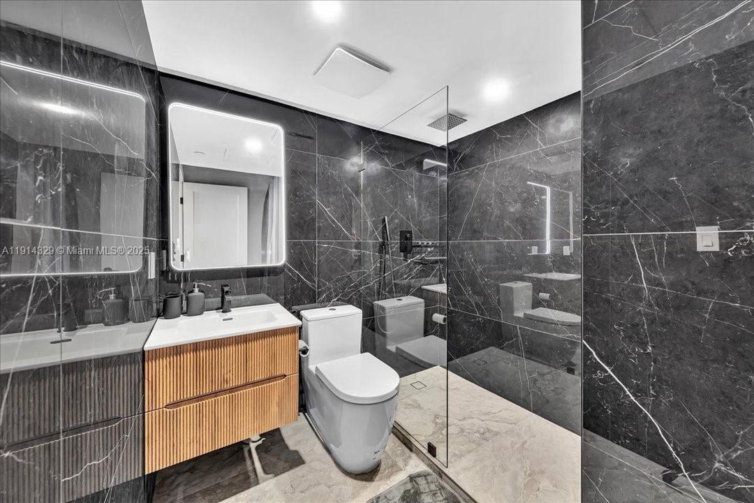 На продажу: $695,000 (2 спален, 2 ванн, 1121 Квадратных фут)