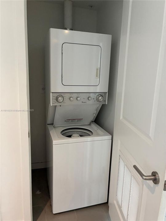 For Sale: $544,900 (2 beds, 2 baths, 882 Square Feet)