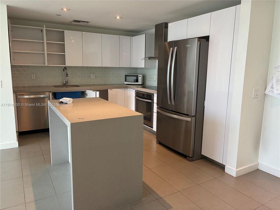 For Sale: $544,900 (2 beds, 2 baths, 882 Square Feet)