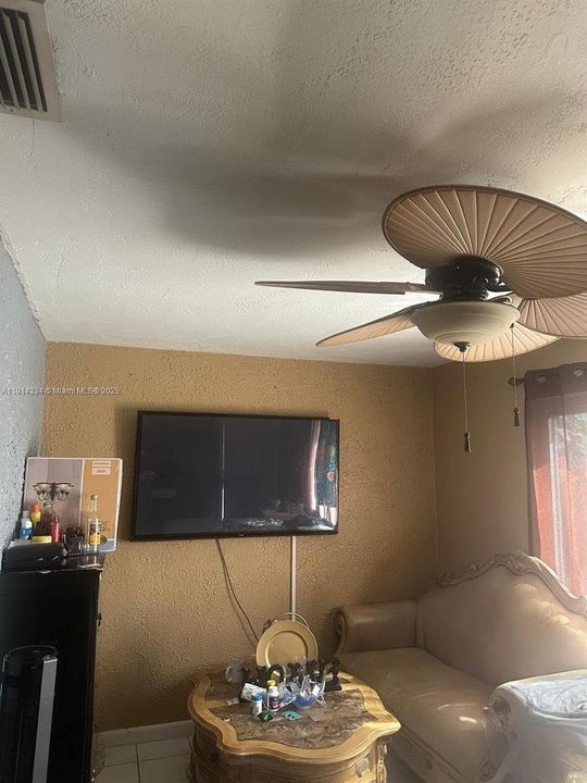 待售: $650,000 (4 贝兹, 2 浴室, 1642 平方英尺)