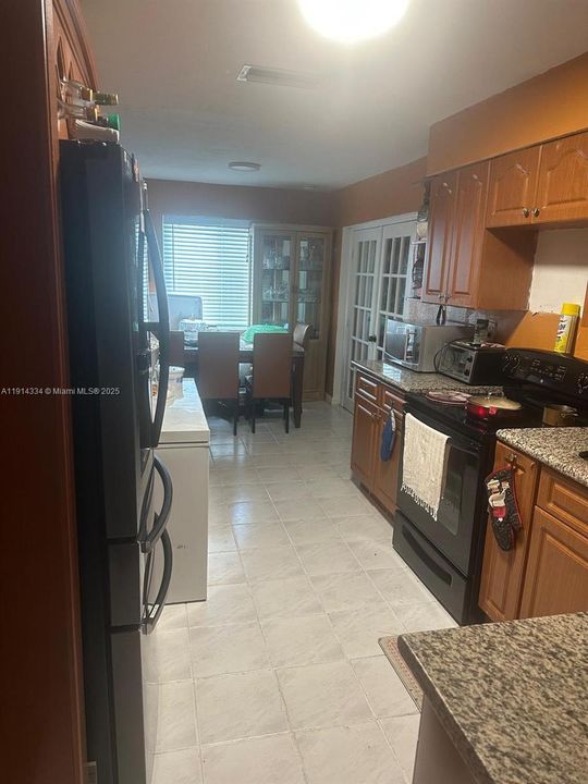 待售: $650,000 (4 贝兹, 2 浴室, 1642 平方英尺)