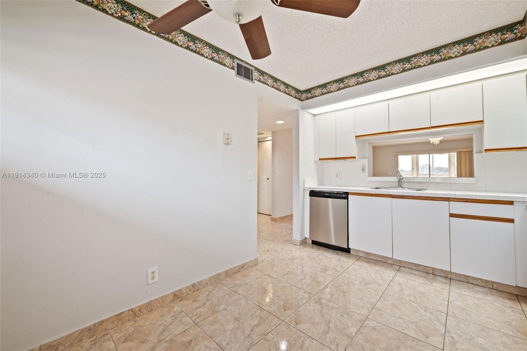 For Rent: $2,300 (2 beds, 2 baths, 1192 Square Feet)