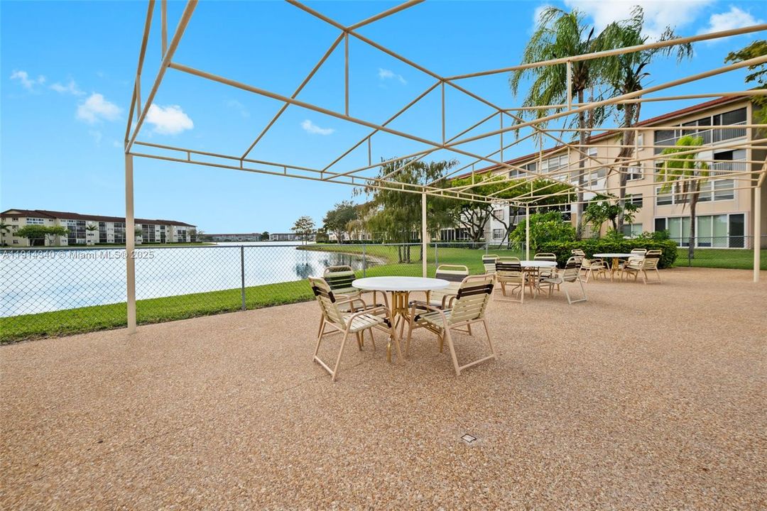 For Rent: $2,300 (2 beds, 2 baths, 1192 Square Feet)