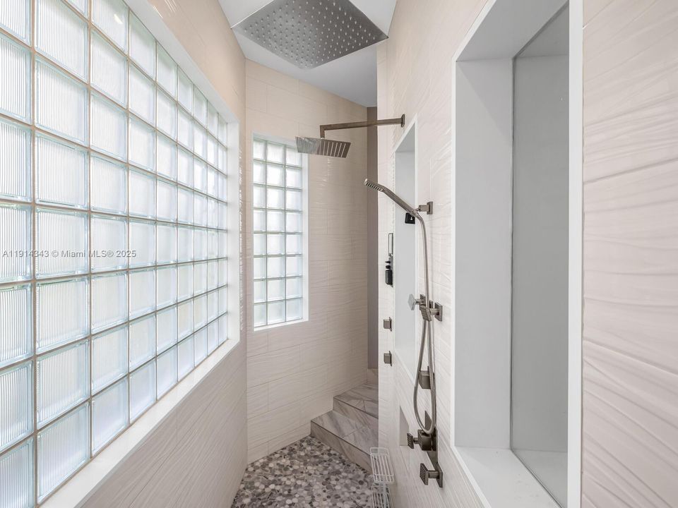 待售: $2,500,000 (5 贝兹, 4 浴室, 4130 平方英尺)