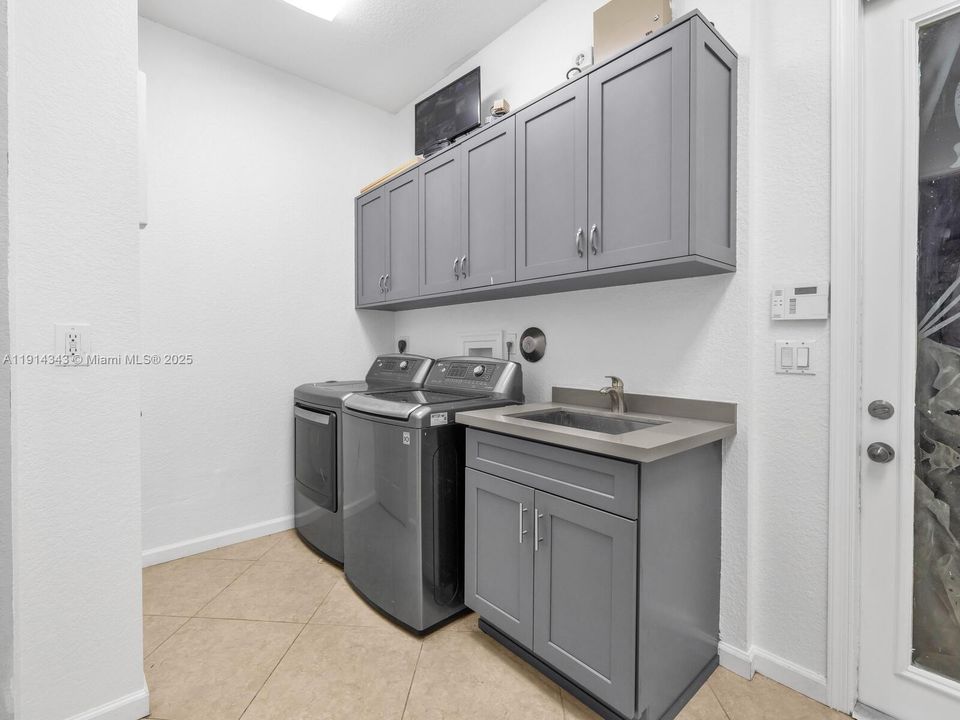 待售: $2,500,000 (5 贝兹, 4 浴室, 4130 平方英尺)