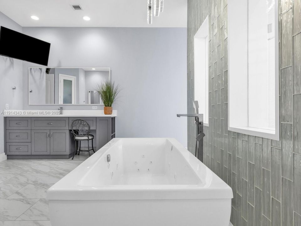 待售: $2,500,000 (5 贝兹, 4 浴室, 4130 平方英尺)