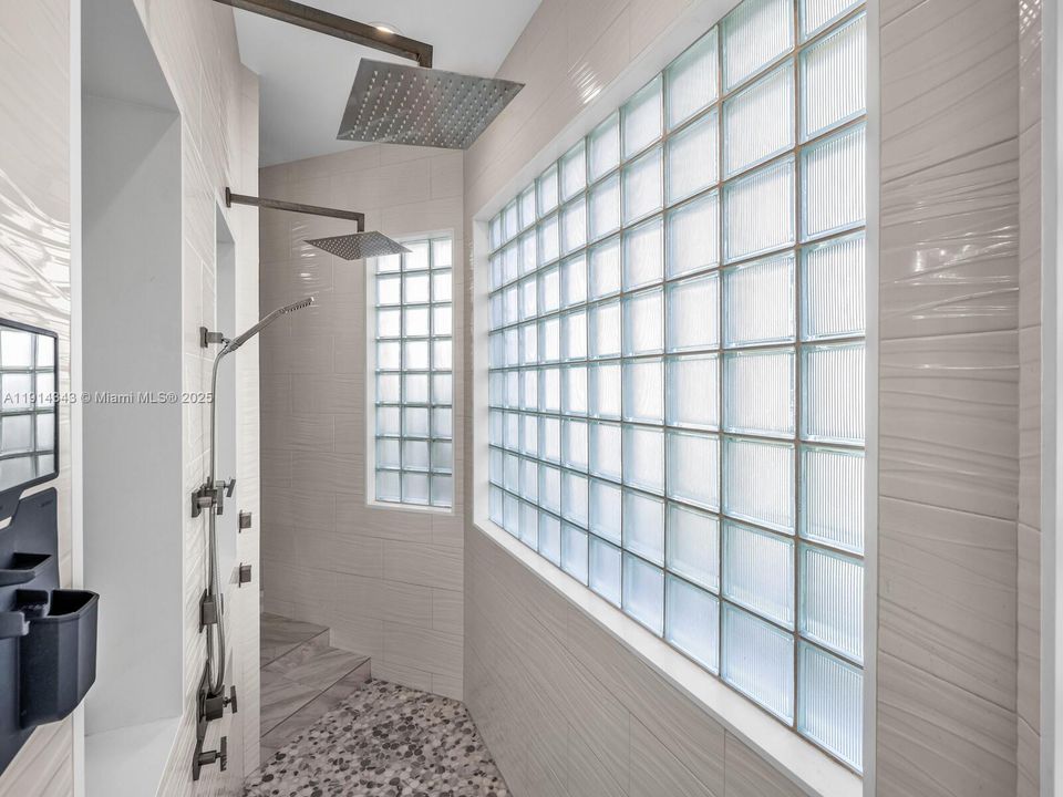 待售: $2,500,000 (5 贝兹, 4 浴室, 4130 平方英尺)