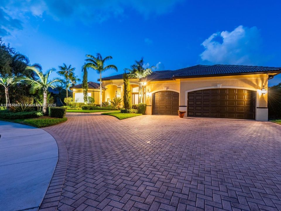 待售: $2,500,000 (5 贝兹, 4 浴室, 4130 平方英尺)