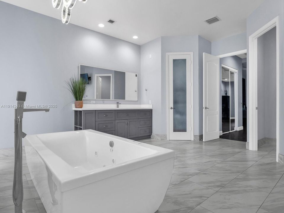 待售: $2,500,000 (5 贝兹, 4 浴室, 4130 平方英尺)