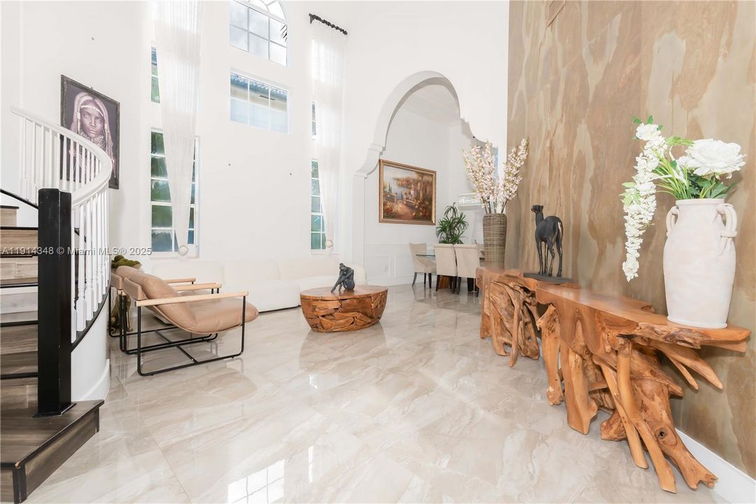 En Renta: $7,000 (4 camas, 3 baños, 2963 Pies cuadrados)