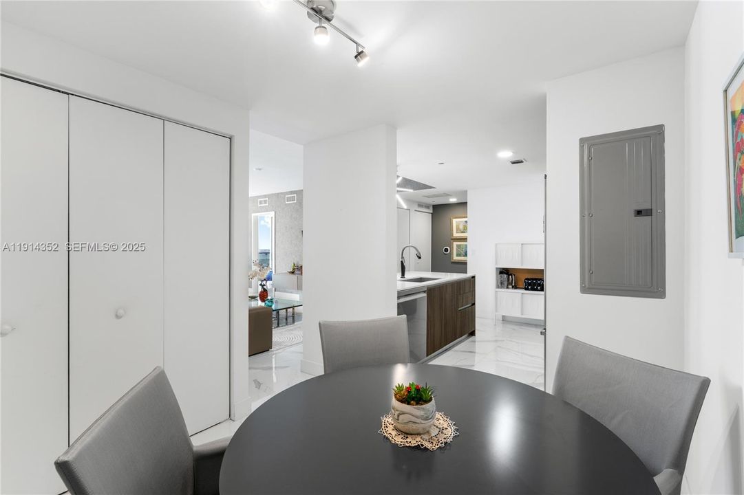 На продажу: $1,030,000 (2 спален, 3 ванн, 1257 Квадратных фут)