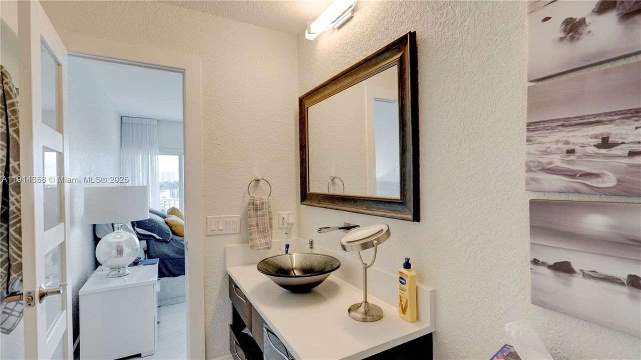 For Sale: $495,000 (2 beds, 2 baths, 1002 Square Feet)