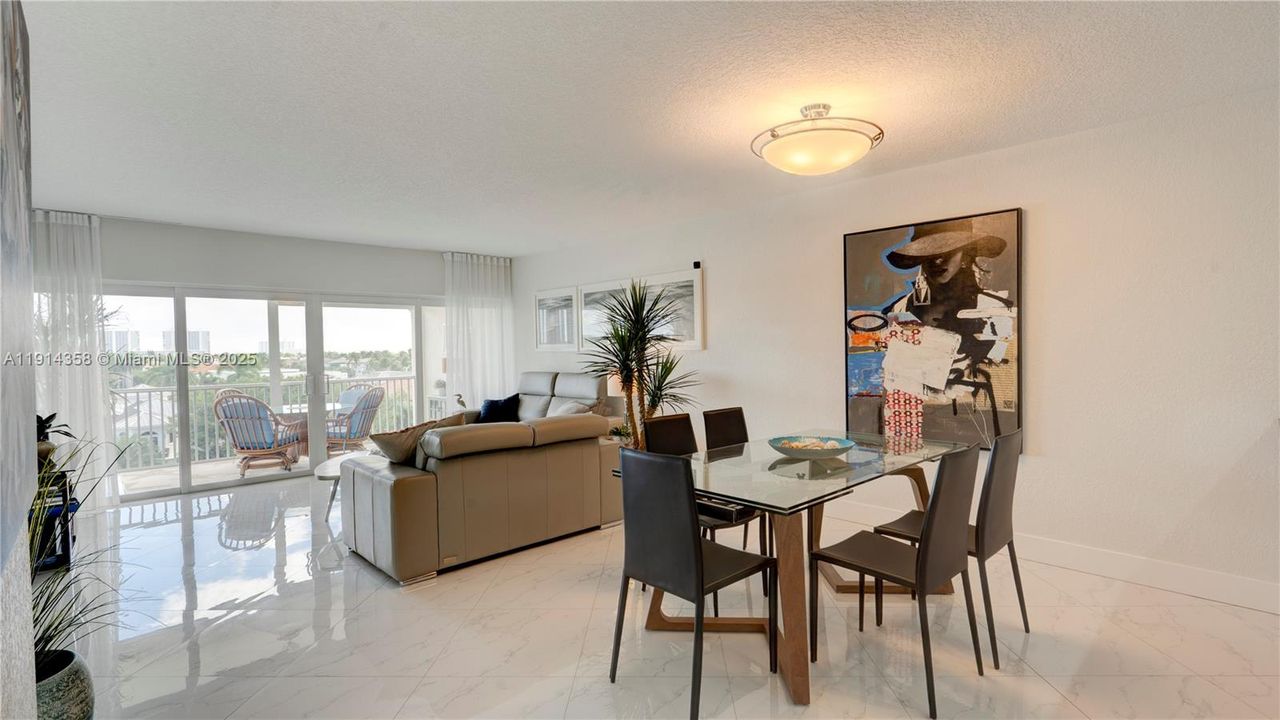 For Sale: $495,000 (2 beds, 2 baths, 1002 Square Feet)