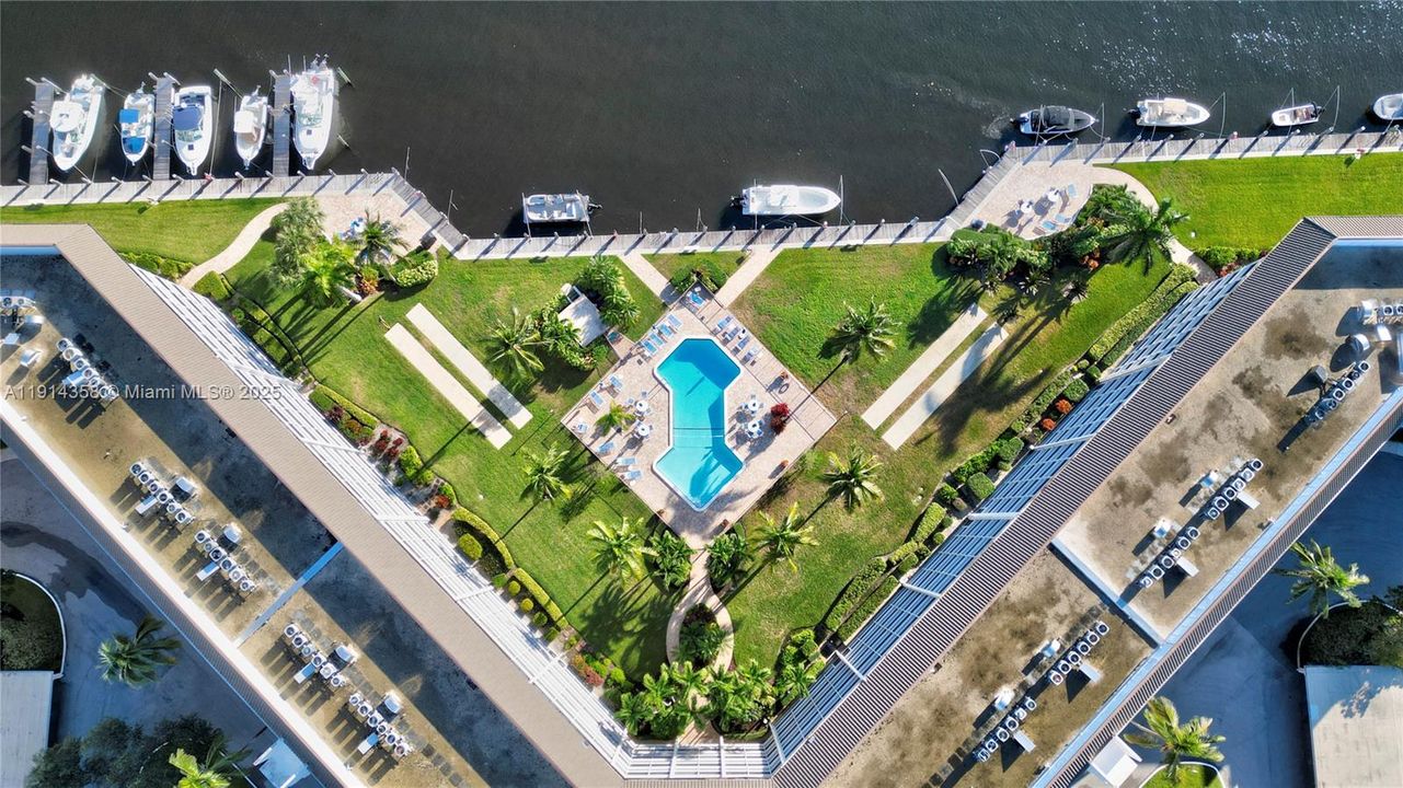 For Sale: $495,000 (2 beds, 2 baths, 1002 Square Feet)