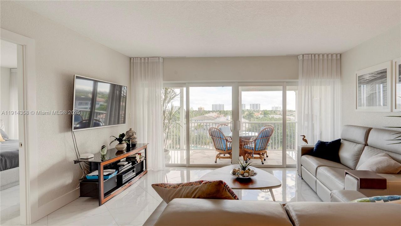 For Sale: $495,000 (2 beds, 2 baths, 1002 Square Feet)