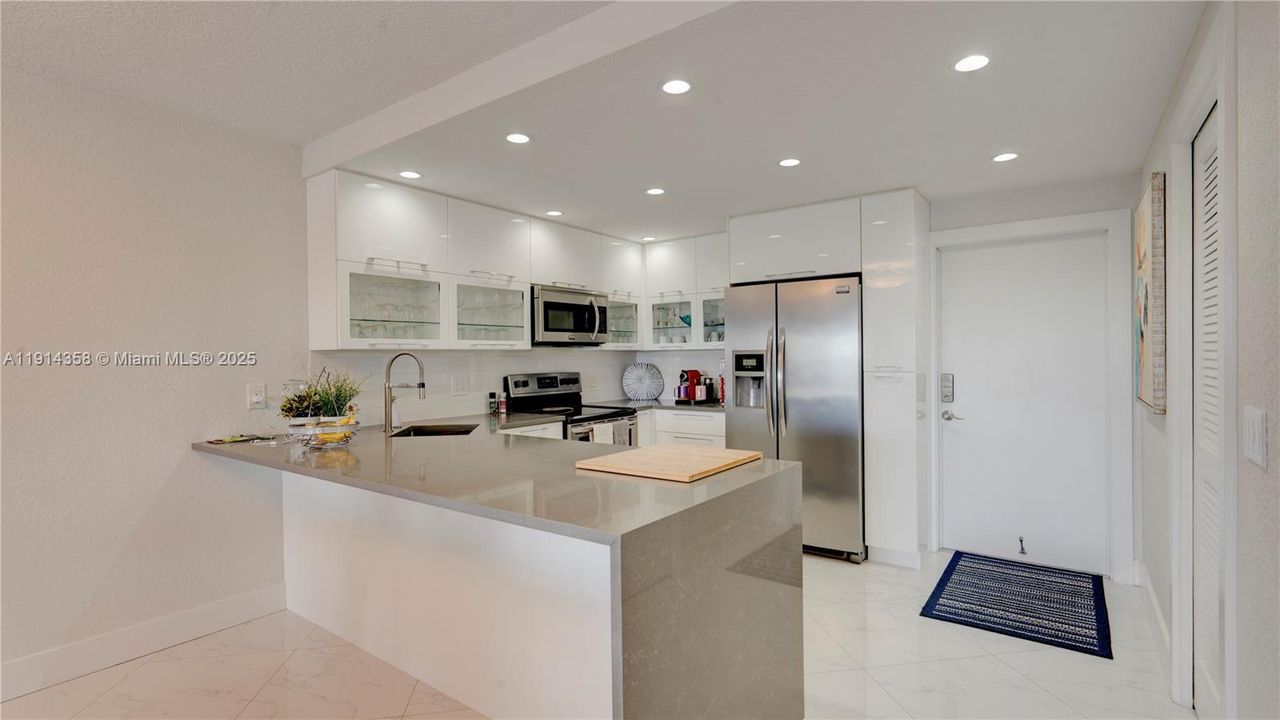 For Sale: $495,000 (2 beds, 2 baths, 1002 Square Feet)