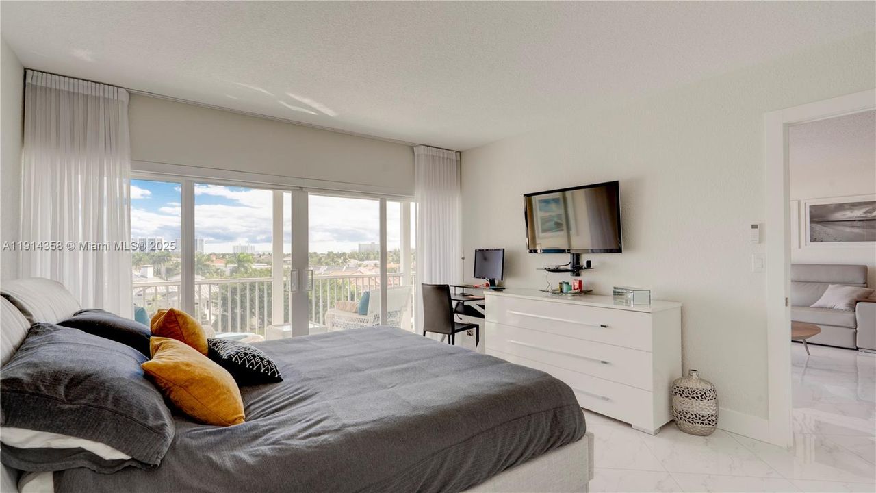 For Sale: $495,000 (2 beds, 2 baths, 1002 Square Feet)