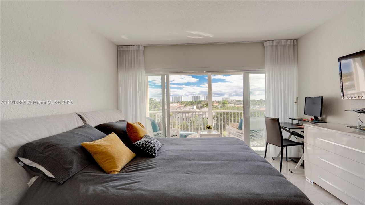 For Sale: $495,000 (2 beds, 2 baths, 1002 Square Feet)