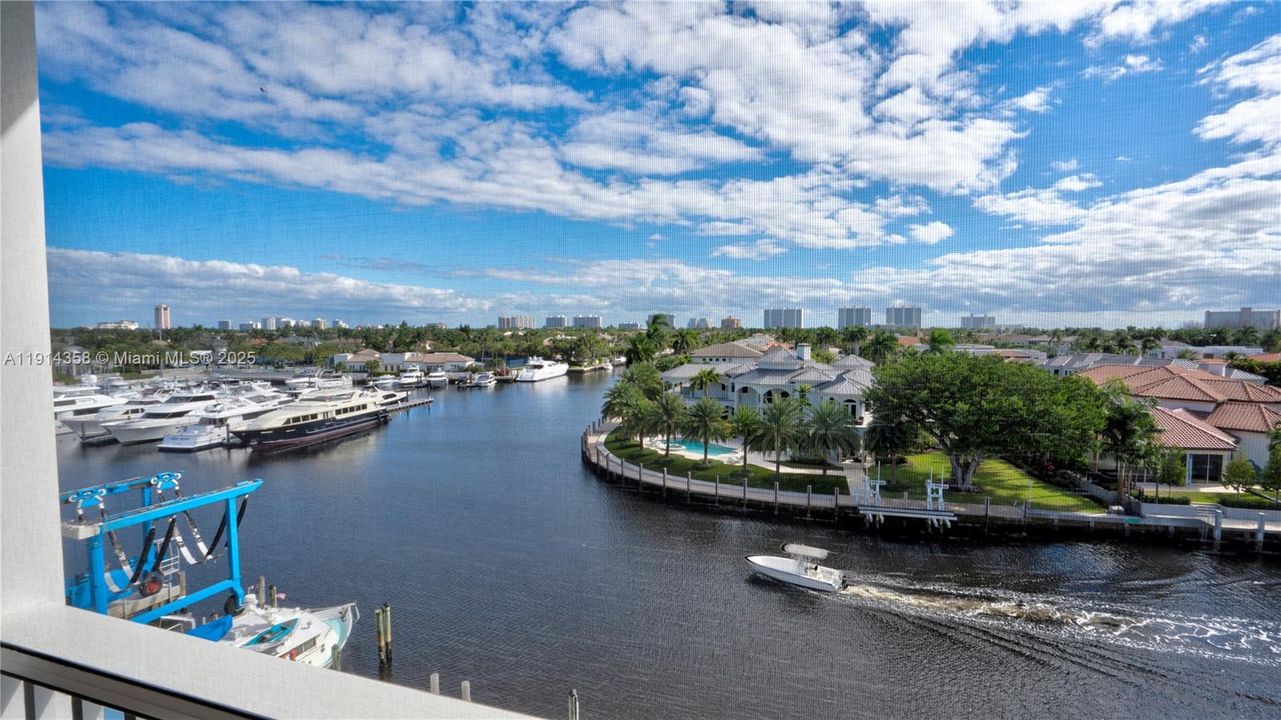 For Sale: $495,000 (2 beds, 2 baths, 1002 Square Feet)