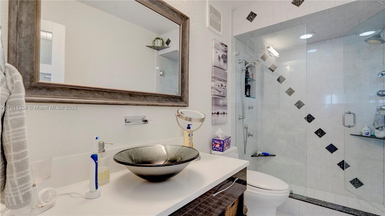 For Sale: $495,000 (2 beds, 2 baths, 1002 Square Feet)