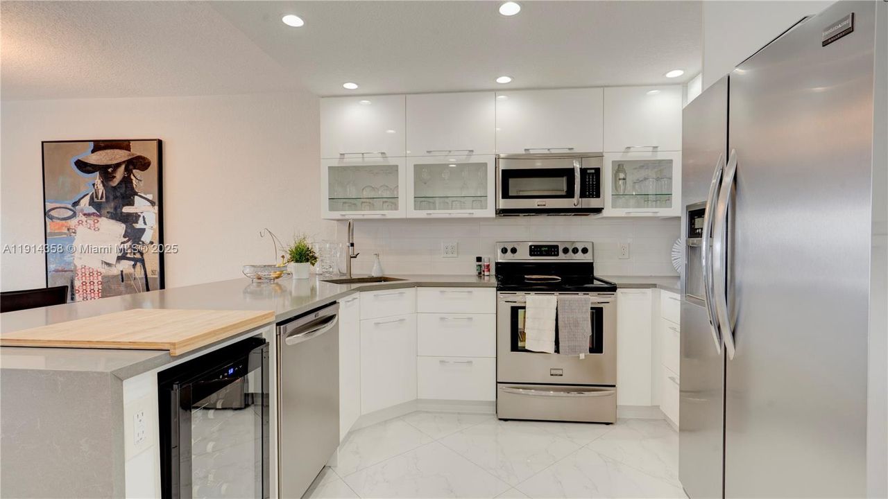 For Sale: $495,000 (2 beds, 2 baths, 1002 Square Feet)