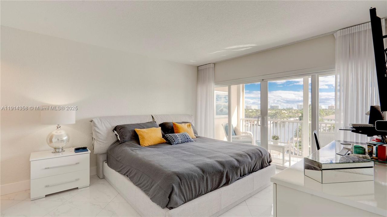 For Sale: $495,000 (2 beds, 2 baths, 1002 Square Feet)