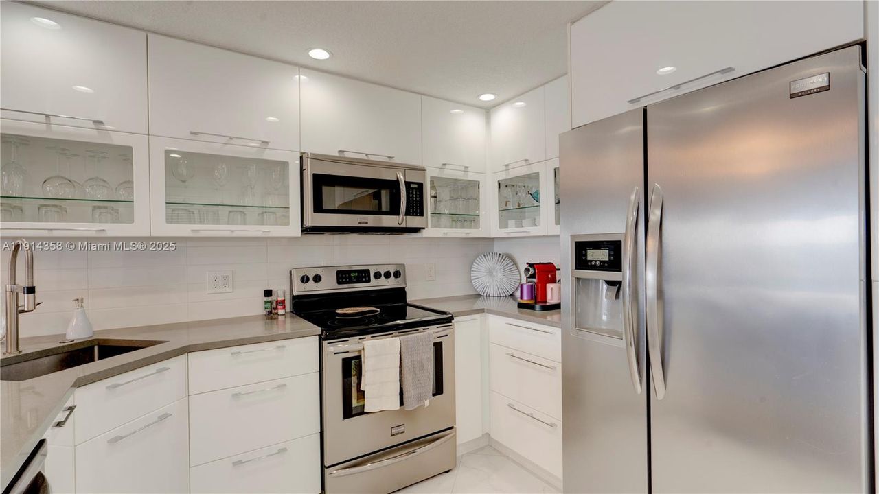 For Sale: $495,000 (2 beds, 2 baths, 1002 Square Feet)