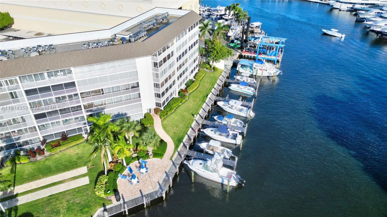 For Sale: $495,000 (2 beds, 2 baths, 1002 Square Feet)