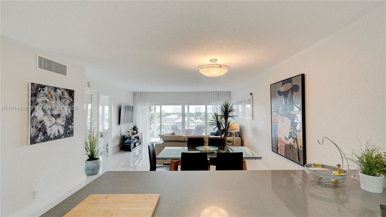 For Sale: $495,000 (2 beds, 2 baths, 1002 Square Feet)