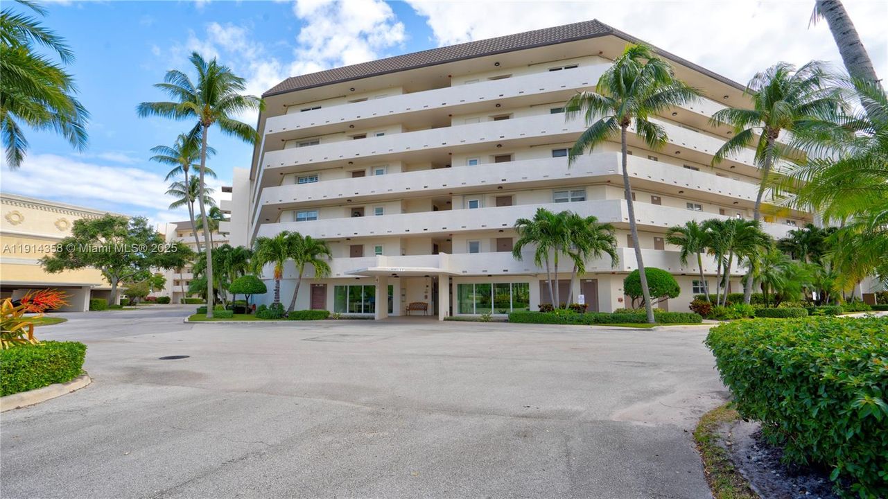 For Sale: $495,000 (2 beds, 2 baths, 1002 Square Feet)