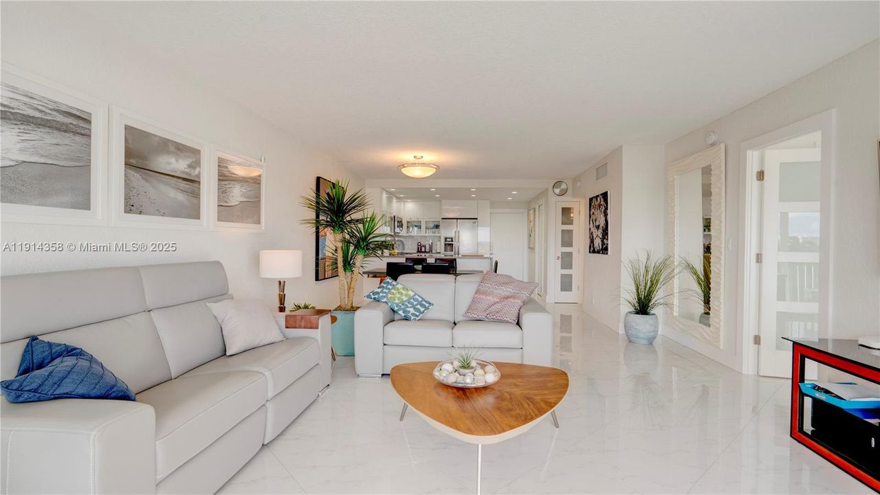 For Sale: $495,000 (2 beds, 2 baths, 1002 Square Feet)