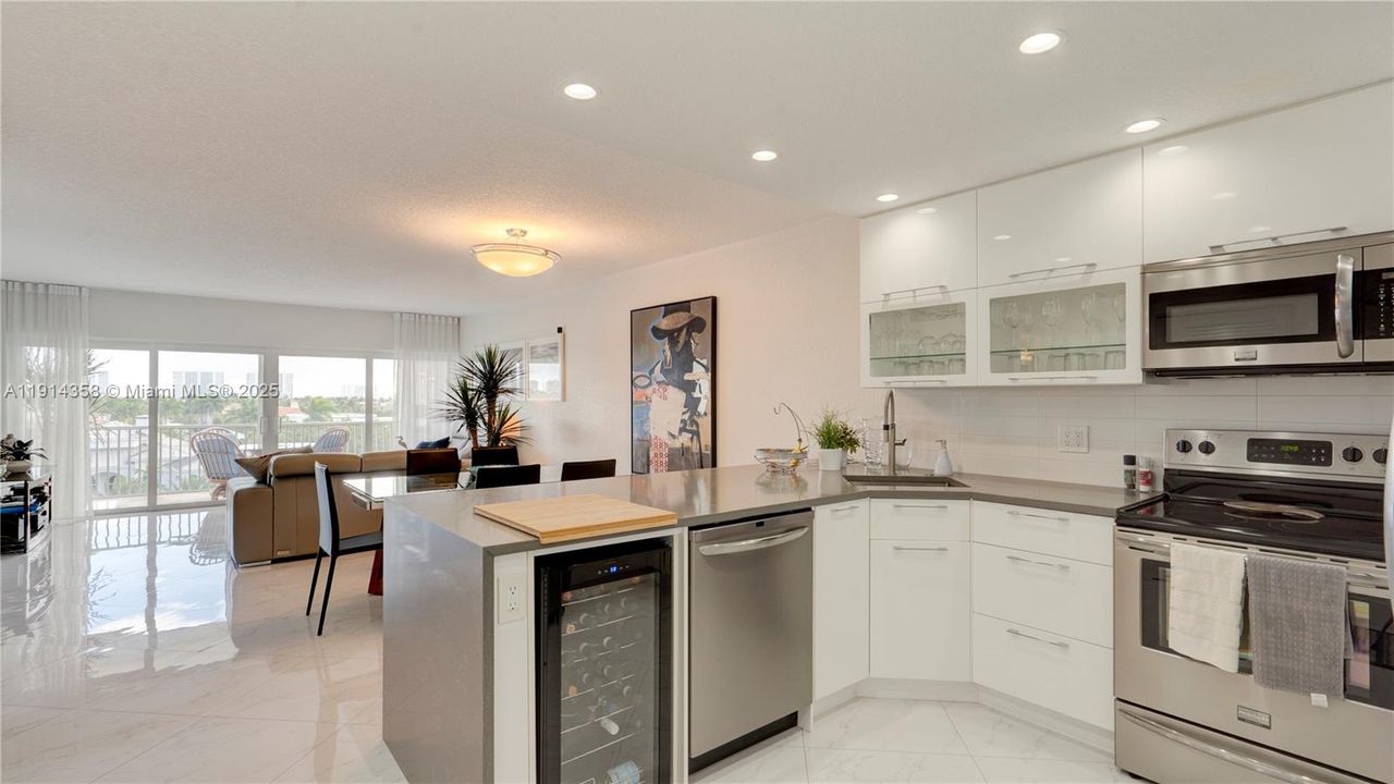 For Sale: $495,000 (2 beds, 2 baths, 1002 Square Feet)